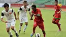 Pemain depan timnas U-16 Indonesia, Gunarsyah (ketiga dari kiri) berusaha lolos dari kawalan dua pemain Vietnam pada laga persahabatan di Stadion GBK Jakarta, (3/12/2014). Indonesia unggul 3-2 atas Vietnam. (Liputan6.com/Helmi Fithriansyah)