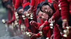Sejumlah wanita Hindu Nepal mengisi air ke wadah mereka saat upacara Madhav Narayan di Sungai Bagmati di Kathmandu, Nepal (27/1). (AP Photo/Niranjan Shrestha)