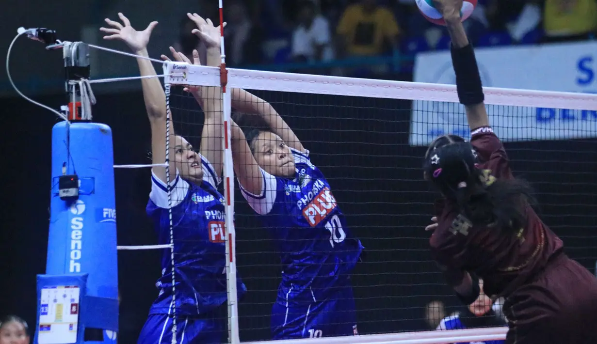 Pebola voli putri Kharisma Premium Bandung, Anastasia Floresita (kanan) melepaskan spike yang berusaha diblok dua pemain Petrokimia Gresik, Geofanny Eka (tengah) dan Ajeng Nur Cahaya pada laga final kategori putri Kejuaraan Bolavoli Nusantara Cup 2024 di GOR UNY Yogyakarta, Sabtu (23/3/2024). Kharisma Bandung kalah 1-3 (25-17, 18-25, 15-25 dan 24-26) dan harus puas menduduki posisi runner-up. (Dok. PBVSI)