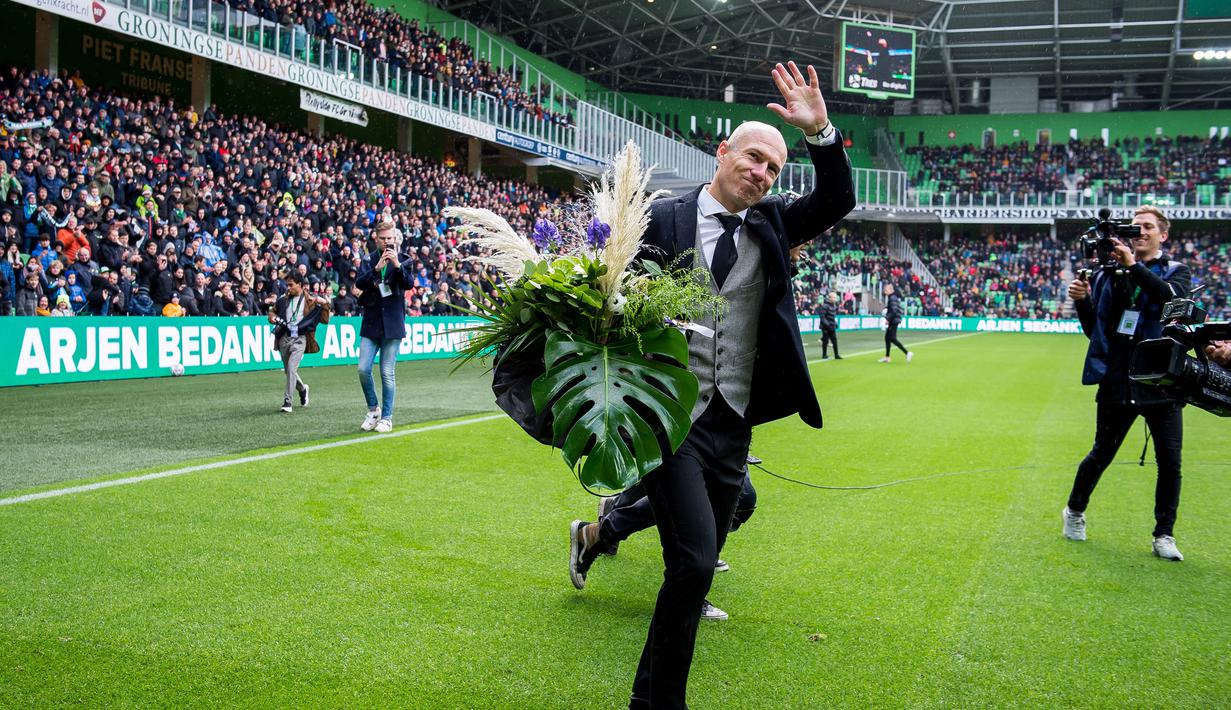 Arjen Robben - Winger Belanda ini mengumumkan pensiun di tahun 2021 setelah dua dekade berkecimpung di lapangan hijau. Pemain yang memutuskan pensiun di klub FC Groningen itu dikenal sebagai pemain yang memiliki kecepatan dan kemampuan menggiring bola yang luar biasa. (AFP/Cor Lasker)