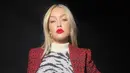 Dominasi pada warna bibir yang bold menjadikan riasan semakin terlihat stand out. Pilih warna merah untuk ciptakan kesan glamor, dan imbangi dengan pulasan riasan mata minimalis. (Foto: Gigi Hadid/ Instagram)