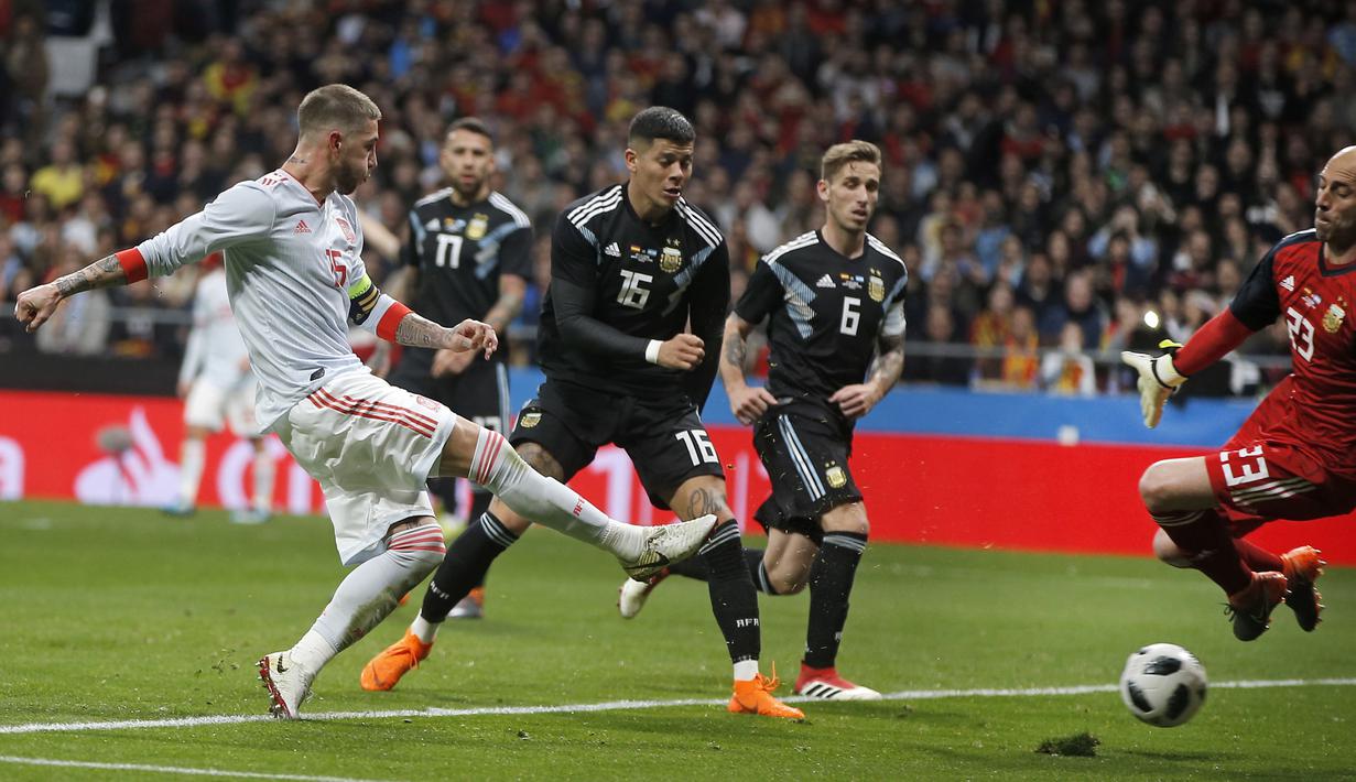 Kebahagiaan kapten Spanyol, Sergio Ramos semakin lengkap setelah Spanyol menang telak atas Argentina pada laga uji coba di Wanda Metropolitano stadium, (27/3/2018).  Spanyol menang 6-1. (AP/Paul White)