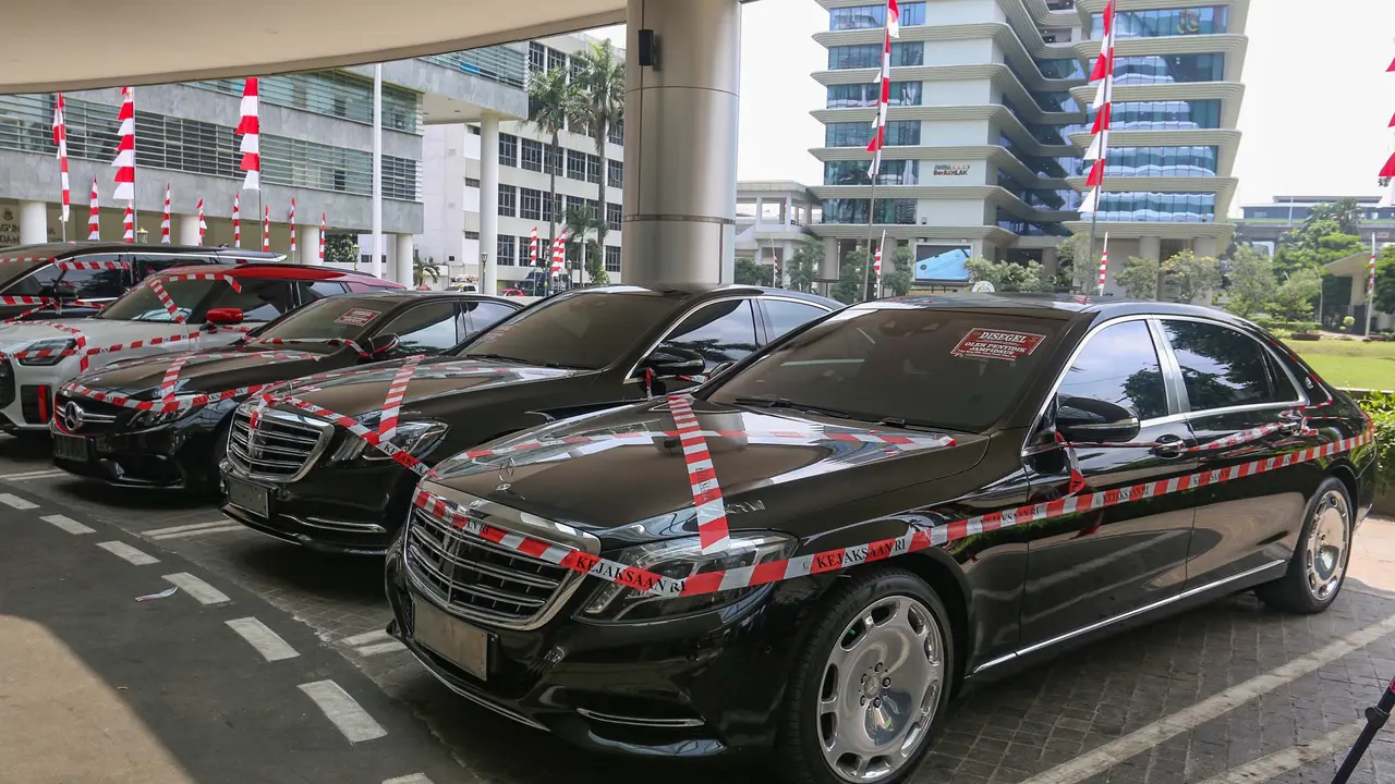 Penampakan Lima Mobil Mewah Riza Chalid yang Disita Penyidik Kejaksaan Agung