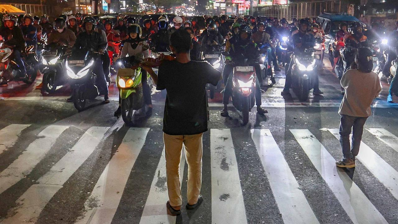 FOTO: Musik di Lampu Merah,  Kisah Kris Si Biola Jalanan dan Polemik Royalti