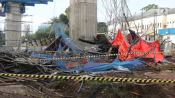 Reruntuhan material dari tiang girder proyek Tol Becakayu yang ambruk di dekat Gerbang Tol Kebon Nanas, Jakarta Timur, Selasa (20/2). Untuk sementara pengerjaan proyek ini dihentikan untuk kepentingan penyelidikan. (Liputan6.com/Arya Manggala)