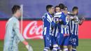 Para pemain Alaves merayakan gol yang dicetak oleh Lucas Perez ke gawang Real Madrid pada laga Liga Spanyol di Stadion Alfredo di Stefano, Sabtu (28/11/2020). Real Madrid takluk dengan skor 1-2. (AP/Bernat Armangue)