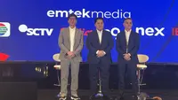 Ketua Umum PSSI, Erick Thohir (tengah) diapit oleh CEO Surya Citra Media, Sutanto Hartono (kiri), dan pelatih Timnas Indonesia (kanan), John Herdman, dalam konferensi pers Emtek Group sebagai official broadcaster FIFA ASEAN Cup 2026, Senin (14/9/2026). (Bola.com/Muhammad Adi Yaksa)