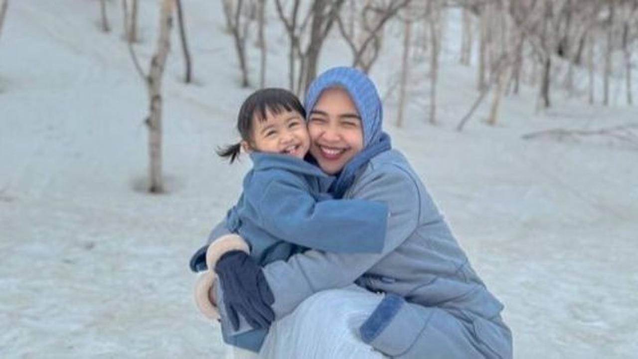 Seru Nikmati Salju, 8 Foto Ria Ricis Ajak Baby Moana Liburan Berdua ke Jepang