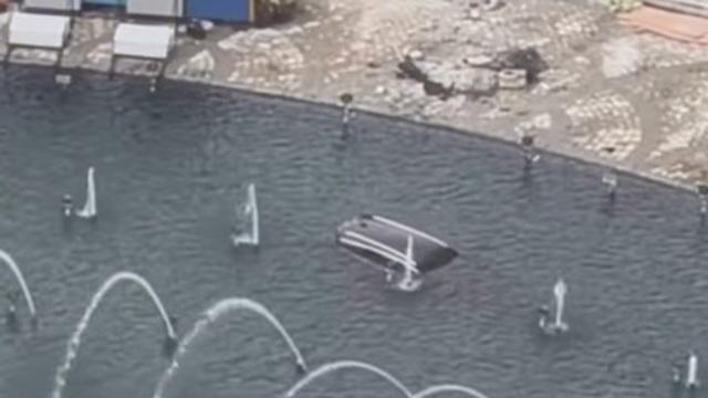 Mobil Nyemplung ke Kolam Bundaran HI
