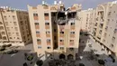 <p>Kondisi bangunan yang menampung flat (lantai atas) seorang pemimpin militer Jihad Islam yang dihancurkan oleh serangan udara Israel di Khan Yunis. (SAID KHATIB/AFP)</p>