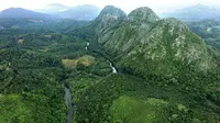 Bukit Langara yang terletak di Kabupaten Hulu Sungai Selatan, Provinsi Kalimantan Selatan  (dok. meratusgeopark.org)