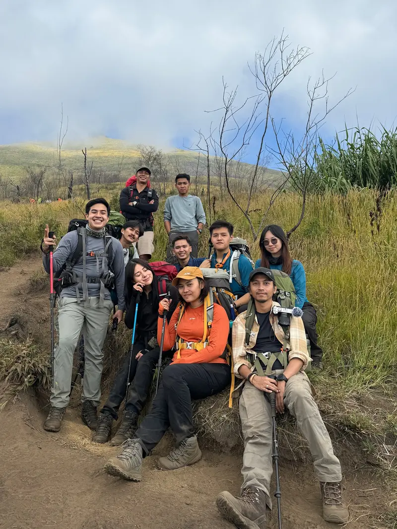 6 Potret Wendy Walters dan Jerome Polin Naik Gunung Merbabu, Sarapan Nasi Bungkus di Atas Awan