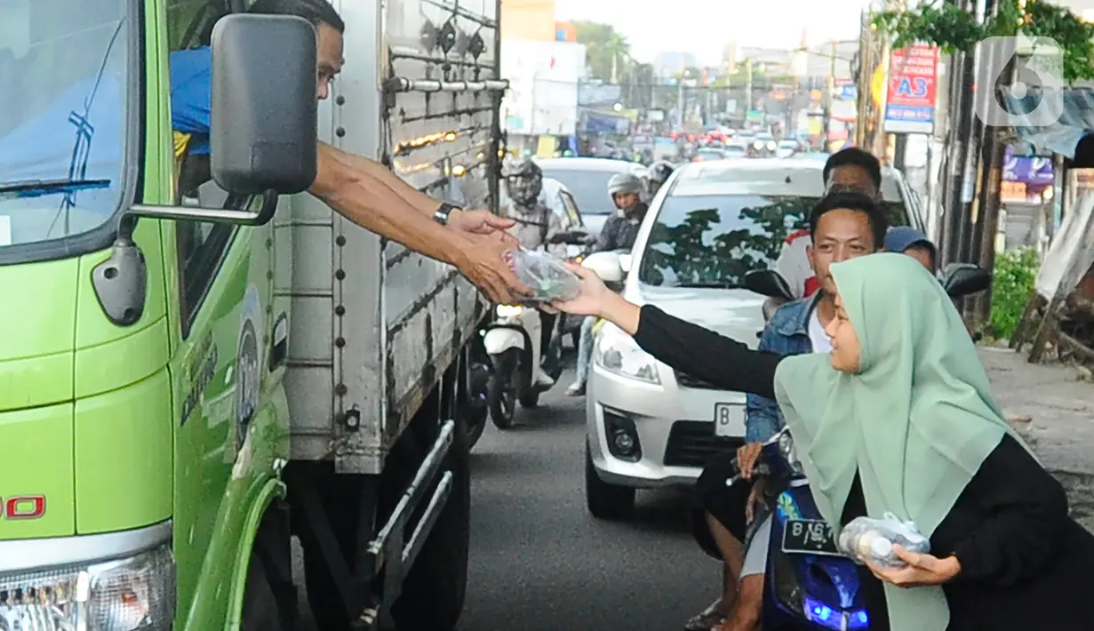 Bulan Ramadhan adalah bulan yang sangat istimewa. Anak-anak semakin kompak dan saling membantu dalam hal kebaikan. (merdeka.com/Arie Basuki)