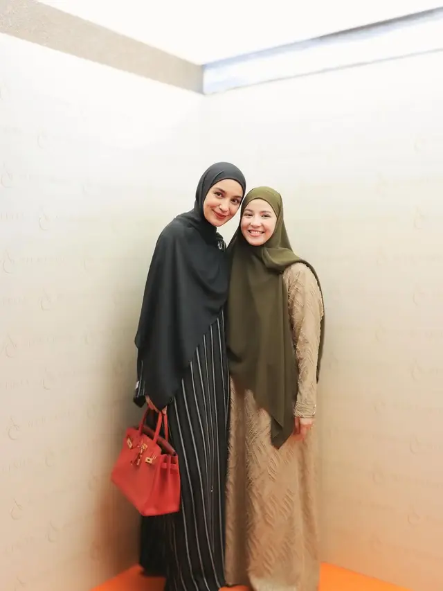 Gamis Motif ala Shireen Sungkar (Foto: Instagram @shireensungkar)