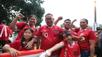 Taufik dan keluarganya datang dari Belitung Timur untuk menyaksikan duel Timnas Indonesia vs Argentina di Stadion Utama Gelora Bung Karno (SUGBK), Senin (19/6/2023) malam. (Bola.com/M Iqbal Ichsan)