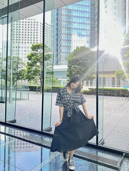 Kali ini, Zee terlihat begitu memukau dengan kemeja yang diikat dan dress hitam. Pesona manis berhasil ditampilkan untuk look ala school girl yang satu ini. [Foto: Instagram/ Zee JKT48]