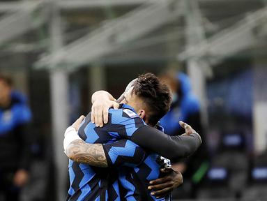 Striker Inter Milan, Romelu Lukaku dan Lautaro Martinez, melakukan selebrasi usai mencetak gol ke gawang Sassuolo pada laga Liga Italia di Stadion Giuseppe Meazza, Rabu (7/4/2021). Inter Milan menang dengan skor 2-1. (AP/Antonio Calanni)