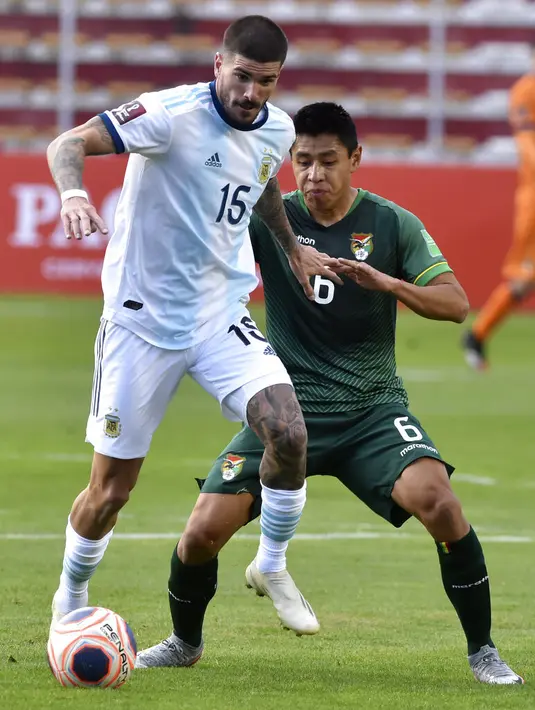 Pemain Argentina Rodrigo De Paul (kiri) dan pemain Bolivia Diego Wayar berebut bola pada pertandingan kualifikasi Piala Dunia 2022 di La Paz, Bolivia, Selasa (13/10/2020). Argentina puncaki klasemen kualifikasi Piala Dunia 2022 zona Conmebol usai menundukkan Bolivia 2-1. (Javier Mamani/Pool via AP)