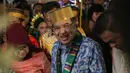 Wakil Presiden Jusuf Kalla didampingi istrinya Mufidah menghadiri malam silaturahmi dengan warga Bone, Makassar, Sabtu (6/5/2015). JK disambut dengan tarian adat Bugis saat tiba di tempat acara. (Liputan6.com/Faizal Fanani)