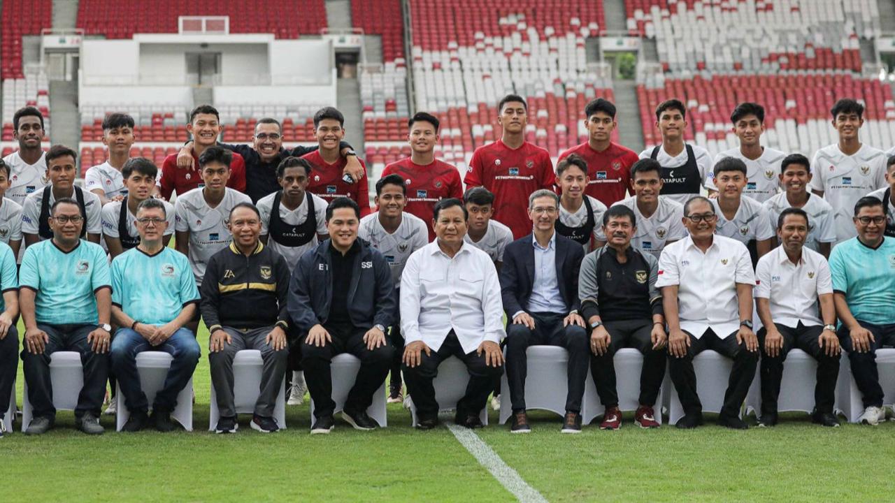 Pendiri Garudayaksa Prabowo Subianto bersama Ketua Umum PSSI Erick Thohir didampingi Wakil Ketua PSSI Zainudin Amali dan atlet sepakbola menggelar konferensi pers usai penandatanganan kerjasama (MoU) di Stadion Utama Gelora Bung Karno, Senayan, Jakarta, S