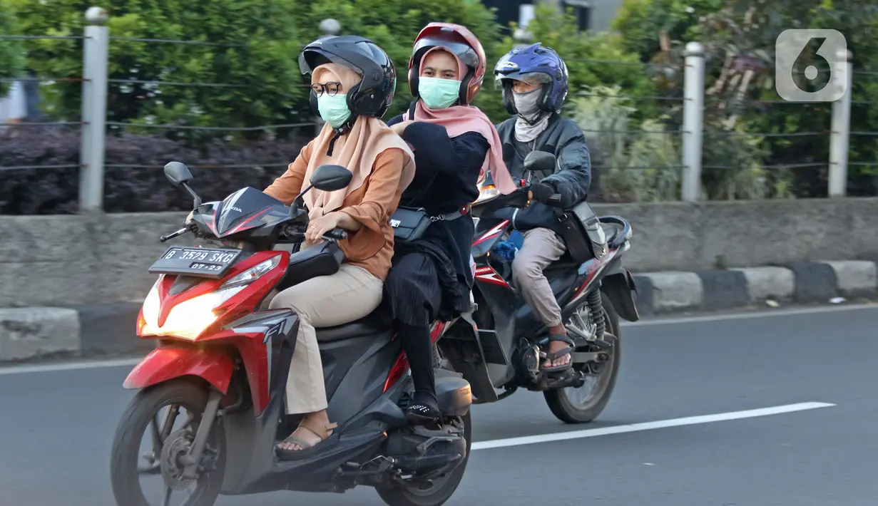 Pengendara mengenakan masker di Depok, Jawa Barat, Senin (2/3/2020). Dua pasien terjangkit corona yang dirawat di RSPI Sulyanti Saroso  merupakan warga Depok. Mendengar kabar yang diumumkan Presiden Jokowi membuat warga mulai mengantisipasi mengenakan masker. (Liputan6.com/Herman Zakharia)