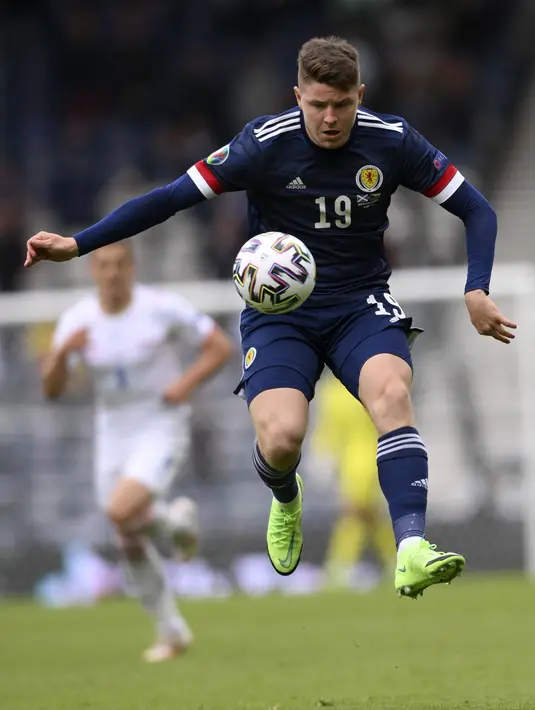 Penyerang Skotlandia, Kevin Nisbet mengontrol bola saat bertanding melawan Republik Ceko pada pertandingan grup D Euro 2020 di stadion Hampden Park, Glasgow, Senin (14/6/2021). Ceko menang atas Skotlandia dengan skor 2-0. (Stu Forster, Pool via AP)