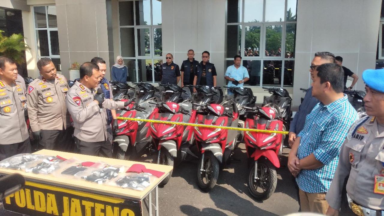 Direskrimum Polda Jateng Kombes Pol Johanson Ronald Simamora mengatakan, awalnya mereka mendapat informasi soal transaksi sepeda motor ke Surabaya melalui jasa ekspedisi kereta api di Semarang. <br>