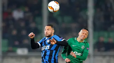 Bek Inter Milan, Danilo D'Ambrosio berebut bola dengan pemain Ludogorets, Marcelinho dalam leg pertama 32 besar Liga Europa di Huvepharma Arena, Kamis (20/2/2020). Inter Milan sukses membawa pulang kemenangan usai mengalahkan tuan rumah Ludogorets 2-0. (AP/Vadim Ghirda)