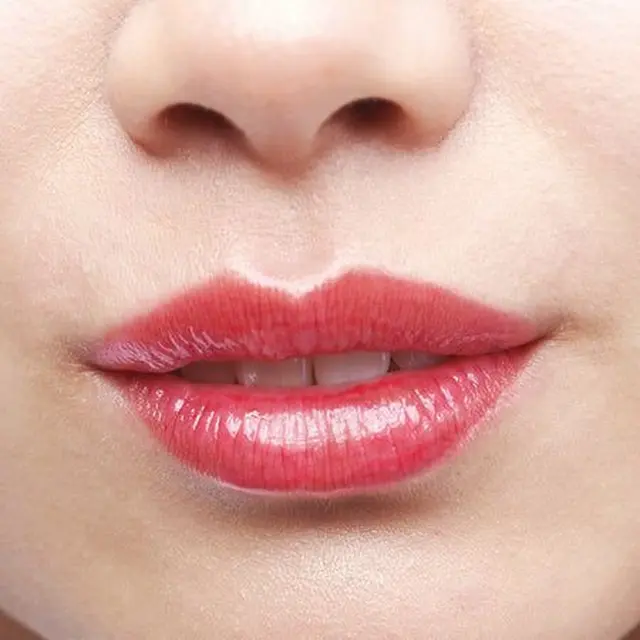 Bibir dengan Garis Tepi yang Melengkung