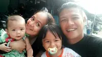 Andika Kangen Band bersama istri dan anak-anaknya [foto: instagram/chacaa22]
