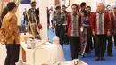 Presiden Joko Widodo dan Mendag Enggartiasto Lukita melihat pameran Trade Expo 2017 di ICE BSD, Tangerang Selatan, Rabu (11/10). Pameran Trade Expo Indonesia (TEI) ke-32 tersebut  berlangsung dari 11-15 Oktober 2017. (Liputan6.com/Angga Yuniar)