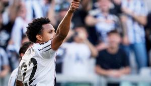 Weston McKennie merayakan golnya di laga Juventus vs Genoa di pekan ke-31 Liga Italia 2025/2026 di Allianz Stadium, Senin (06/04/2026) malam WIB. (Fabio Ferrari/LaPresse via AP)