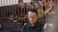 Fahmi Darmawansyah, terdakwa kasus pemberian suap kepada eks Kalapas Sukamiskin, Wahid Husen, tertunduk ketika menjalani sidang vonis.(Huyogo Simbolon)