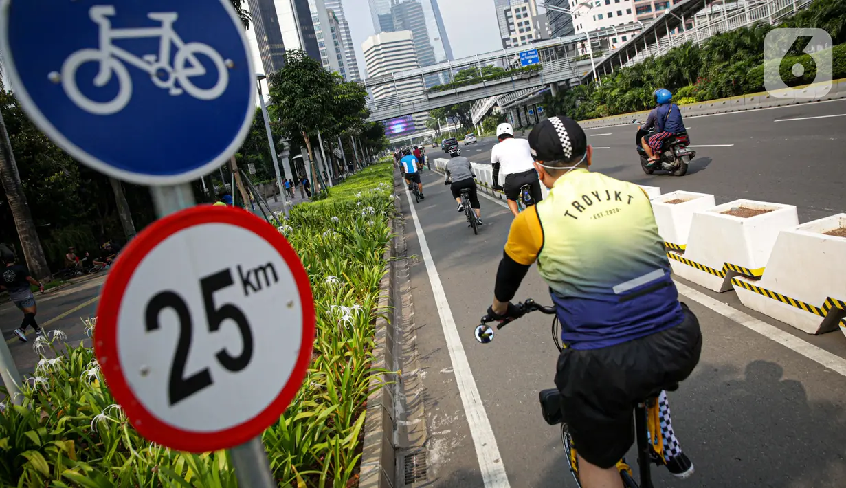 Pesepeda melintas di Jalan Jenderal Sudirman, Jakarta, Minggu (6/6/2021). Gubernur DKI Jakarta Anies Baswedan berencana menambah jalur sepeda untuk memfasilitasi warga agar dapat bersepeda secara aman. (Liputan6.com/Faizal Fanani)