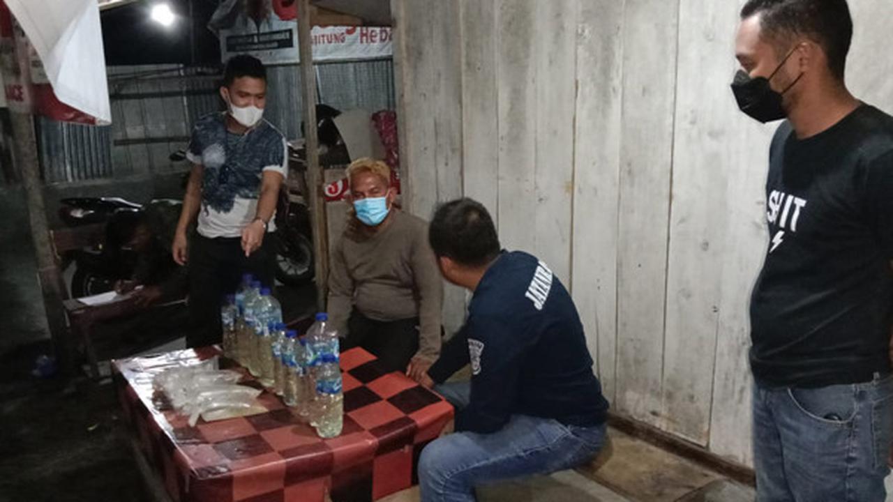 Barang bukti berupa miras ilegal yang berhasil diamankan aparat Polres Bitung.