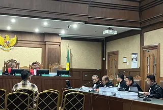 Terdakwa Tian Bahtiar menjalani sidang kasus dugaan perintangan penyidikan perkara korupsi komoditas timah, impor gula, dan CPO di Pengadilan Tipikor Jakarta. (Liputan6.com/Muhammad Radityo Priyasmoro)