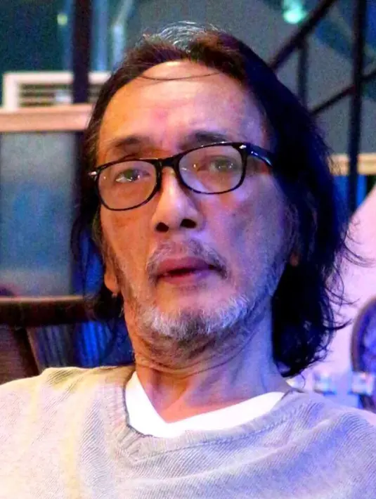 Musikus Yockie Suryo Prayogo berpose saat difoto. Selama ini, kondisi kesehatan musikus berkacamata ini memang menurun. (Instagram/yockie_suryo_prayogo)