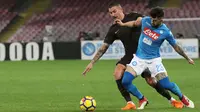 Bek Napoli Elseid Hysaj, berebut bola dengan pemain AS Roma Aleksandar Kolarov saat pertandingan Liga Italia Serie A di stadion San Paolo di Naples, Italia (3/3). Napoli harus menelan kekalahan 2-4 atas AS Roma. (Ciro Fusco / ANSA via AP)