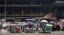 Aktivitas pedagang di kawasan Pasar Senen, Jakarta, Senin (23/1). Pascakebakaran beberapa hari lalu, para pedagang terpaksa berjualan di luar gedung, meskipun menutup jalan dan mengganggu arus lalu lintas. (Liputan6.com/Immanuel Antonius)