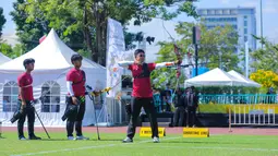 Kali ini, cabang olahraga (cabor) panahan Indonesia berhasil menyumbang medali emas dari nomor panahan recurve beregu putra. Tampak dalam foto, tim panahan Indonesia, Riau Ega Agata Salsabilla bersama Arif Dwi Pangestu, dan Ahmad Khoirul Baasith (dari kanan ke kiri) saat bertanding pada final nomor recurve beregu putra SEA Games 2025 di Football Field 1, Bangkok, Thailand, Rabu (17/12/2025). (Bola.com/Bagaskara Lazuardi)