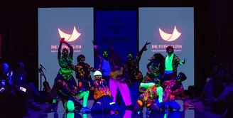 Pada pergelaran pembukaannya, Merdi mempersembahkan dua kategori koleksi istimewa: busana glow in the dark dan busana tradisional, seperti kebaya. [Dok/Merdi Sihombing].