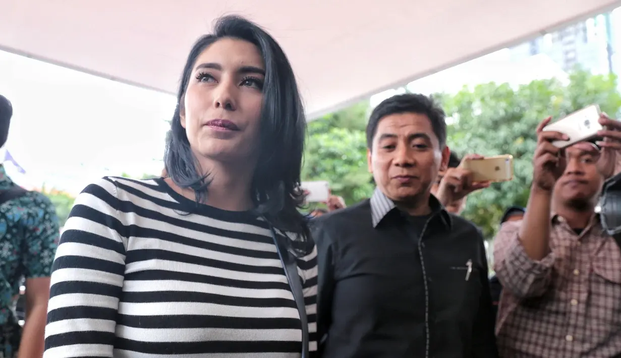 Sebelumnya, sempat ramai diberitakan Tyas Mirasih di laporkan ke KPAI oleh seorang nenek bernama Maryke Harris Pohu. Maryke melaporkan ke KPAI dengan dugaan penculikan anak. (Adrian Putra/Bintang.com)