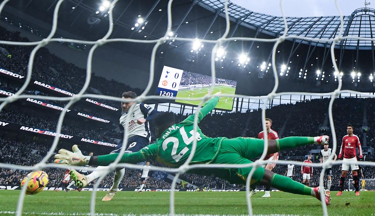 Pemain Tottenham Hotspur, James Maddison, mencetak gol ke gawang Manchester United pada laga pekan ke-25 Liga Inggris di Stadion Tottenham Hotspur, Minggu (16/2/2025). (AFP/Glyn Kirk)