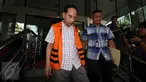 Mantan Walikota Cimahi M Itoc Tochija tertunduk usai menjalani pemeriksaan lanjutan di Gedung KPK, Jakarta, Senin (30/1). Itoc Tochijah diduga menerima suap dari pengusaha TDB dan HSGM pada 1 Desember 2016 lalu. (Liputan6.com/Helmi Fithriansyah)