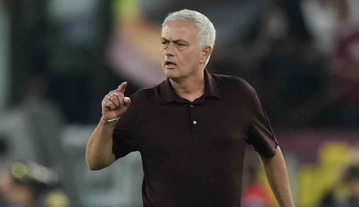 Dalam laga yang dimenangi tim tamu Atalanta dengan skor tipis 1-0 tersebut Jose Mourinho diusir wasit yang memimpin laga, Daniele Chiffi pada menit ke-57 saat AS Roma telah tertinggal 0-1. (AP/Andrew Medichini)