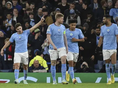 Penyerang Manchester City, Julian Alvarez (kiri) berselebrasi usai mencetak gol ke gawang Sevilla pada pertandingan lanjutan Grup G Liga Champions di stadion Etihad di Manchester, Inggris, Kamis (3/11/2022). Man City menang atas Sevilla dengan skor 3-1. (AP Photo/Rui Vieira)