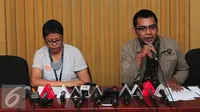 Kabag Pemberitaan dan Publikasi KPK Priharsa Nugraha (kanan) memberikan penjelasan terkait penetapan tersangka baru terkait kasus suap dalam proyek di Kemenpupera tahun anggaran 2016 di Gedung KPK, Jakarta, Rabu (2/3). (Liputan6.com/Helmi Afandi)