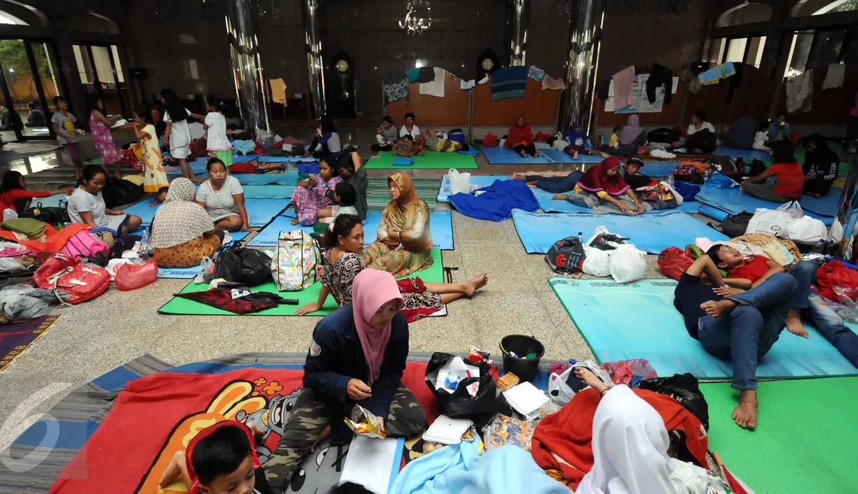 Warga Cipinang Melayu beristirahat di dalam Masjid Raya Universitas Borobudur, Jakarta, Senin (20/2). Ratusan warga Cipinang Melayu terpaksa mengungsi akibat banjir yang menggenangi pemukiman mereka. (Liputan6.com/Helmi Fithriansyah)