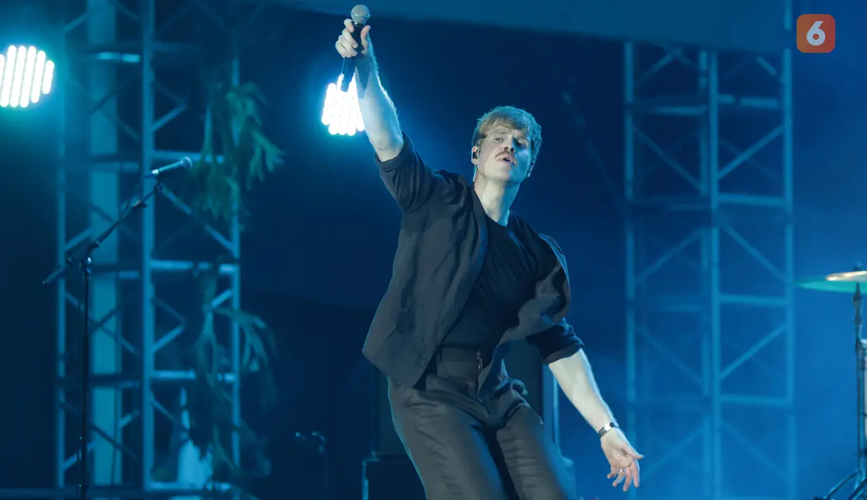 Vokalis Kodaline, Steve Garrigan, tampil emosional dan intim saat menutup hari pertama LaLaLa Festival 2026 di JIExpo Kemayoran, Jakarta, Sabtu (22/8/2026). Penampilannya menjadi salah satu momen berkesan dalam rangkaian farewell show Kodaline. (KLY/Budy Santoso)