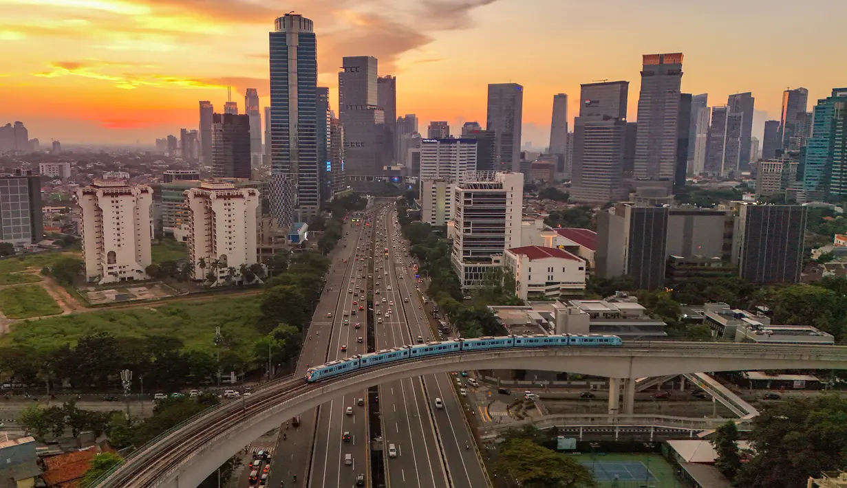 Disusul Stasiun Harjamukti yang melayani 8.576 pengguna tap in dan 9.112 pengguna tap out, serta Stasiun Cikoko yang melayani 8.319 pengguna tap in dan 7.306 pengguna tap out. (merdeka.com/Arie Basuki)